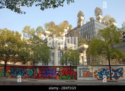 1000 Baumkomplex in Shanghai, China. 1000 Trees ist ein von Heatherwick Studio entworfenes, modernes Gebäude mit Bäumen und mehreren Nutzungsnutzungsangeboten in Shanghai. Stockfoto