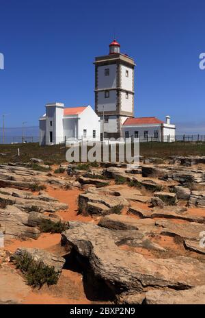 Peniche, Leiria, Portugal. Der Leuchtturm am Cape Carvoeiro - Cabo Carvoeiro an Portugals zerklüfteter Atlantikküste. Stockfoto
