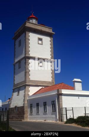 Peniche, Leiria, Portugal. Der Leuchtturm am Cape Carvoeiro - Cabo Carvoeiro an Portugals zerklüfteter Atlantikküste. Stockfoto