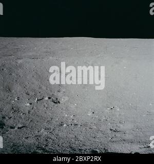 AS11-40-5881 - Apollo 11 - Apollo 11 Missionsbild - Mondfläche und -Horizont; Umfang und Inhalt: Die Originaldatenbank beschreibt dies als: Beschreibung: Kleine Krater auf der Mondoberfläche. Mondhorizont sichtbar. Dieses Bild ist das erste eines Multi-Rahmen-Panaromas, das von einem Punkt 30 oder 40 Fuß westlich des Plus-Z (Westen) Fußpolsters des Mondlandeadlers fotografiert wurde. Der Blick geht nach Südwesten und zeigt einen Teil des Horizontrands, der vom Adlerfenster aus als sichtbar hervorgehoben wurde. Bild aufgenommen auf der Tranquility Base während der Apollo 11 Mission. Original Film Magazin wa Stockfoto