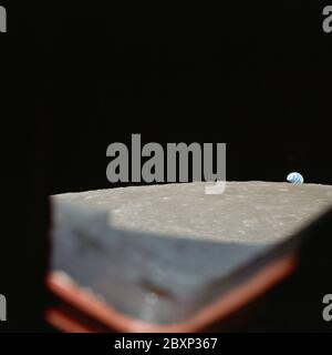 AS08-14-2392 - Apollo 8 - Apollo 8 Missionsbild, Mondoberfläche von der Raumsonde, Erde am Horizont; Umfang und Inhalt: Die Originaldatenbank beschreibt dies als: Beschreibung: Apollo 8,Mond,Nearöstlich von Humboldt. Hoch-schräge Ansicht der Mondoberfläche, die die Erde zeigt, die über dem Mondhorizont aufsteigt, und von Westen nach Südwesten schaut, wie von der Apollo 8 Raumsonde fotografiert, während sie den Mond umkreiste. Die Mitte des Bildes befindet sich bei etwa 105 Grad östlicher Länge und 13 Grad südlicher Breite. Breite 13 Grad Süd, Länge 105 Grad Ost. Kamera-Neigungsmodus: Hoch Schräg. Richtung Westen Stockfoto