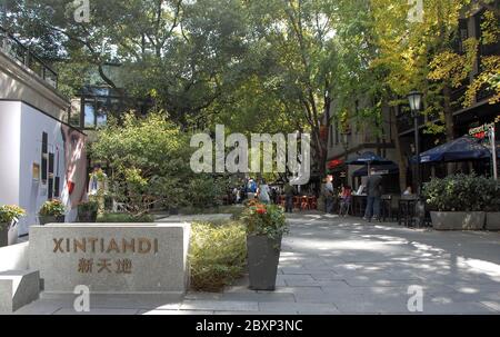 Xintiandi in Shanghai, China. Der Eingang zum historischen Viertel Xintiandi in Shanghai, jetzt ein Einkaufs- und Unterhaltungsviertel, das bei Touristen beliebt ist. Stockfoto