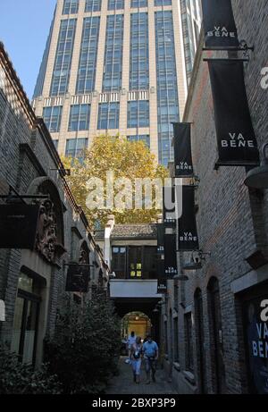 Xintiandi in Shanghai, China. Eine Hinterstraße in der historischen Gegend von Xintiandi in Shanghai, einem Einkaufs- und Unterhaltungsviertel, das bei Touristen beliebt ist. Stockfoto
