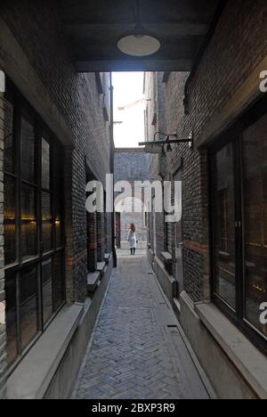 Xintiandi in Shanghai, China. Eine Hinterstraße in der historischen Gegend von Xintiandi in Shanghai, einem Einkaufs- und Unterhaltungsviertel, das bei Touristen beliebt ist. Stockfoto