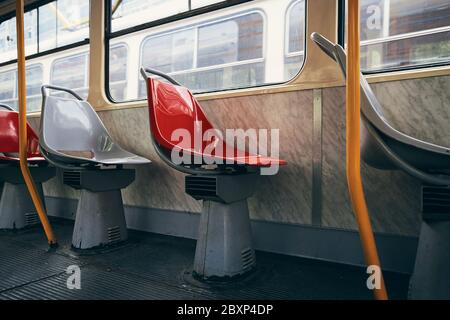 Leere Plätze in der alten Straßenbahn des öffentlichen Verkehrs. Stockfoto