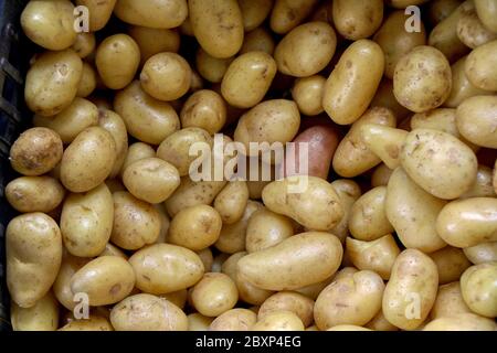 Nahaufnahme von neuen Kartoffeln zum Verkauf in einem Gemüsemarkt Stockfoto