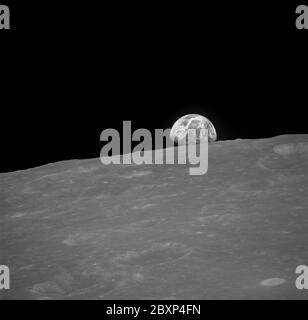 AS08-13-2329 - Apollo 8 - Apollo 8 Missionsbild, Mond mit Erde über Horizont und T/O 28; Umfang und Inhalt: Die Originaldatenbank beschreibt dies wie folgt: Beschreibung: Apollo 8,Mond mit Erde über dem Horizont, Blick auf Gibbs, Ziel der Gelegenheit (T/O) 28, Mare auf dem Boden von 100 Kilometer Krater, und hellen Krater. Prinzip Punkt Breite und Länge im Raum. Kamera-Neigungsmodus: Hoch Schräg. Richtung Südwesten. Original Film Magazin wurde mit E. bezeichnet.Kameradaten: 70mm Hasselblad; Verschlusszeit: 1/250 Sekunden. Filmtyp: Kodak SO-3400 Schwarz-Weiß, ASA 40. Sonstige Fotografische Abdeckung: Lun Stockfoto