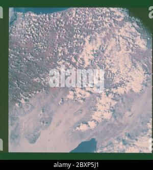 AS09-26A-3734A - Apollo 9 - Apollo 9 Missionsbild - S0-65 Multispektrale Fotografie - Kalifornien; Umfang und Inhalt: Die Originaldatenbank beschreibt dies als: Beschreibung: Erdbeobachtung aufgenommen von der Apollo 9 Crew. Blick ist auf San Diego und Salton Sea in Kalifornien. Der Breitengrad betrug 33.20 N bei Längengrad 116.36 W, die Überlappung betrug 60 %, die Höhenmeilen 106 und die Wolkendecke 30 %. Diese Bilder wurden im Rahmen des NASA S0-65 Experiments Multispectral Terrain Photography aufgenommen. Das Experiment ermöglicht die gleichzeitige Satellitenfotografie der Erdoberfläche in drei verschiedenen Spektralbereichen. Der Photogr Stockfoto