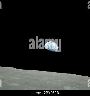 AS08-14-2383 - Apollo 8 - Apollo 8 Missionsbild, Erde über dem Horizont des Mondes; Umfang und Inhalt: Die Originaldatenbank beschreibt dies wie folgt: Beschreibung: Apollo 8, die aufsteigende Erde liegt etwa fünf Grad über dem Mondhorizont in dieser Teleaufnahme, die von der Apollo 8 Raumsonde in der Nähe von 110 Grad östlicher Länge aufgenommen wurde. Der Horizont, etwa 570 Kilometer (350 Meilen) von der Raumsonde entfernt, befindet sich in der Nähe der östlichen Extremität des Mondes, wie von der Erde aus gesehen. Die Breite des Blickes am Horizont beträgt etwa 150 Kilometer (95 Meilen). Auf der Erde 240,000 Statuten Meilen entfernt der Sonnenuntergang Terminator Stockfoto