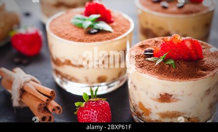 Strawberry Dessert Tiramisu auf braunem Hintergrund Stockfoto