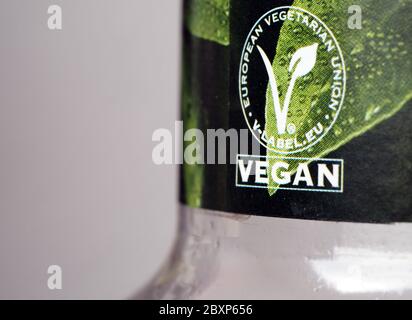 Berlin, Deutschland. Mai 2020. Das Wort 'vgan' steht auf dem Etikett einer Saftflasche. Quelle: Soeren stache/dpa-Zentralbild/ZB/dpa/Alamy Live News Stockfoto