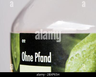 Berlin, Deutschland. Mai 2020. Die Worte "Keine Kaution" sind auf dem Etikett einer Saftflasche geschrieben. Quelle: Soeren stache/dpa-Zentralbild/ZB/dpa/Alamy Live News Stockfoto