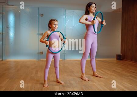 Mutter und Tochter im Fitnessstudio, Pilates mit Ringen Stockfoto