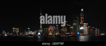 Shanghai, China bei Nacht. Die hohen modernen Gebäude im Geschäftsviertel von Lujiazui in Pudong, Shanghai. Panoramablick auf die Skyline von Shanghai. Stockfoto