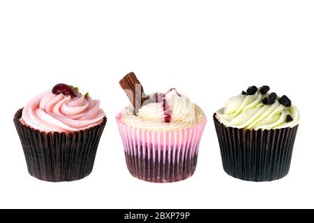 Drei ausgefallene Cupcakes auf weißem Hintergrund mit Platz für Text isoliert. Stockfoto