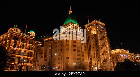 Der Bund in Shanghai, China bei Nacht. Das Swatch Art Peace Hotel, Fairmont Peace Hotel, Bank of China Gebäude und ICBC Gebäude (L-R). Stockfoto