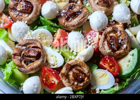Champignon weiße Pilze gegrillt. Gegrilltes Gemüse auf einem Grill aus nächster Nähe. Selektiver Fokus Stockfoto