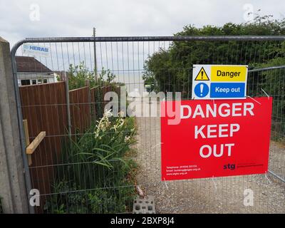 Eastchurch, Kent, Großbritannien. Juni 2020. Das Sheppey Coastguard Team wurde gestern Abend von Dover Coastguard beauftragt, drei Leute über die Klippen von Eastchurch Gap zu bringen. Bei der Ankunft waren die 3 Leute über Sicherheitszaun zurückgekehrt und haben den Bereich verlassen. Nachbarn haben berichtet, dass die Zahl der Menschen, die die Sicherheitsbarrieren durchbrechen, zugenommen hat und gestern ein weiterer kleiner Abschnitt der Klippe abbricht. Quelle: James Bell/Alamy Live News Stockfoto