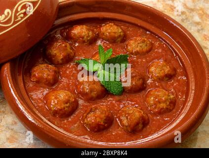 Marokko. Kafta Tajine - Typisch marokkanische und libanesische Gericht Fleischbällchen in einer Tomatensoße mit Paprika, Kümmel, Zwiebeln - in einem Ton Tajine zubereitet. Stockfoto