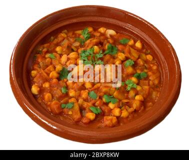 Chana Masala mit Süßkartoffeln. Würziges, vegetarisches Kichererbsencurry in einem Steingut-Gericht. Isoliert auf weißem Hintergrund. Stockfoto