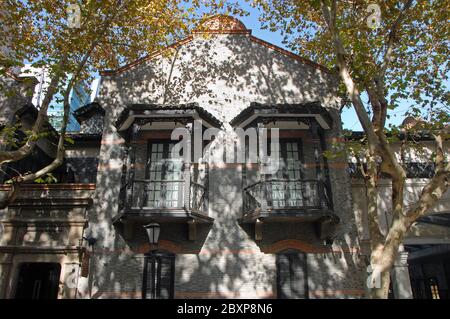 Ein typisches Shikumen-Gebäude in der Gegend Xintiandi in Shanghai, China. Shikumen Häuser sind typisch für Shanghai Häuser in den 1920er und 1930er Jahren. Stockfoto