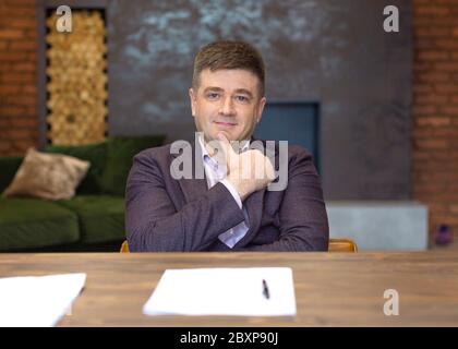Porträt eines schlauen Geschäftsmann vor der Unterzeichnung eines wichtigen Vertrags. Geschäftskonzept. Stockfoto