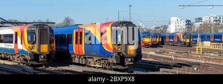 Clapham Junction, London, Großbritannien; 25. März 2020; zahlreiche Züge der South Western Railway in Sidings Stockfoto