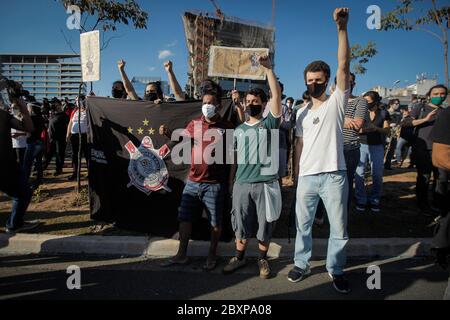 07. Juni 2020, Brasilien, São Paulo: Demonstranten rivalisierender Fußballmannschaften in São Paulo protestieren gemeinsam gegen Präsident Bolsonaro. Die Demonstrationen der Bolsonaro-Anhänger - auf Initiative der organisierten Fußballfans - waren die ersten, die Widerstand fanden. Foto: Lincon Zarbietti/dpa Stockfoto