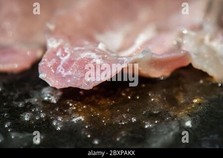 Fett wird als Back Bacon Pommes in einer Pfanne freigesetzt Stockfoto