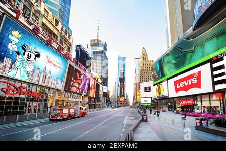 Manhattan, New York, USA - 22. März 2020: Keine Menschenmassen auf dem Times Square, nachdem in New York City eine Selbstquarantäne eingeführt wurde, um die Ausbreitung der Th zu verlangsamen Stockfoto