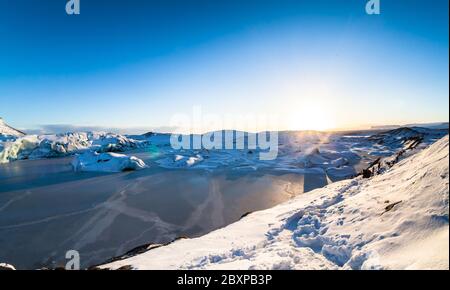 Svinafellsjokull Glacier View im Winter Schnee in Island Stockfoto