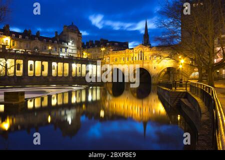 Pulteney Bridge over the River Avon at Night, Bath, Bath and North East Somerset, England, UK Stockfoto