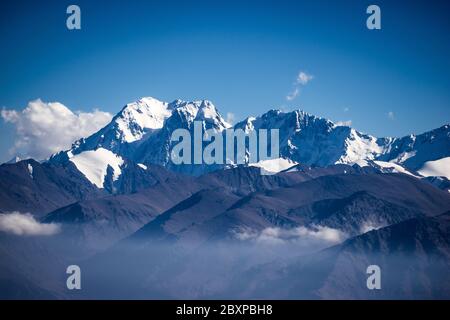 Das Flugzeug überblickt die Schneeberge von Xinjiang Tianshan Stockfoto