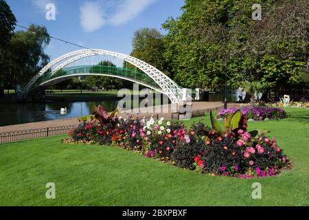 The Embankment Gardens and Suspension Bridge over River Great Ouse, Bedford, Bedfordshire, England, Großbritannien, Europa Stockfoto