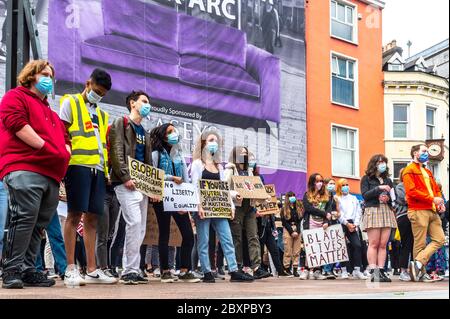 Cork, Irland. Juni 2020. Zwischen 1,000 und 1,500 Menschen versammelten sich heute auf der Grand Parade unter dem Banner von Black Lives Matter, um gegen die Ermordung des unbewaffneten Schwarzen in Amerika, George Floyd, zu protestieren. Credit: AG News/Alamy Live News Stockfoto