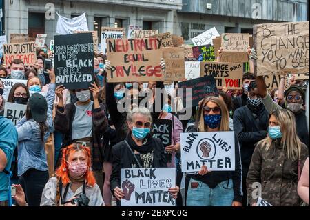 Cork, Irland. Juni 2020. Zwischen 1,000 und 1,500 Menschen versammelten sich heute auf der Grand Parade unter dem Banner von Black Lives Matter, um gegen die Ermordung des unbewaffneten Schwarzen in Amerika, George Floyd, zu protestieren. Credit: AG News/Alamy Live News Stockfoto