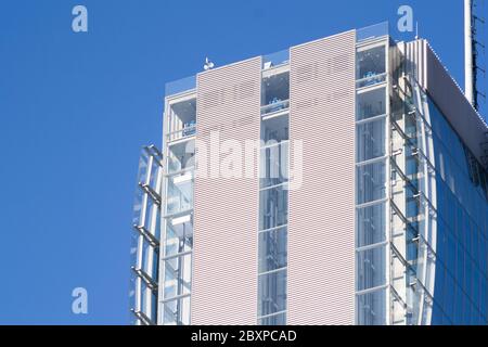 Minimaler architektonischer Blick auf einen schönen, modernen Büroturm in Mailand, der kürzlich im neuen 'City Life District' erbaut wurde. Stockfoto