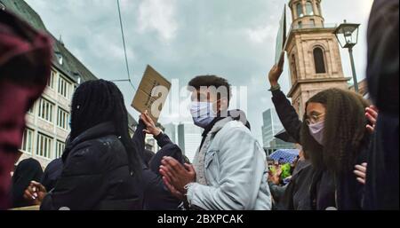 Black Lives Matter Rally, Frankfurt, Deutschland. Juni 2020. Eine Menge Demonstranten, junge Demonstranten marschieren gegen Rassismus. Stockfoto