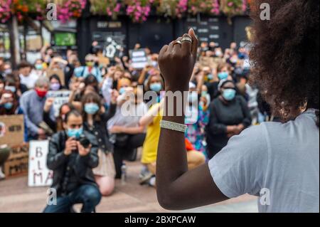 Cork, Irland. Juni 2020. Zwischen 1,000 und 1,500 Menschen versammelten sich heute auf der Grand Parade unter dem Banner von Black Lives Matter, um gegen die Ermordung des unbewaffneten Schwarzen in Amerika, George Floyd, zu protestieren. Die Demonstranten hielten einen 8-minütigen und 46-Sekunden-Protest ab - die Zeit, die der Polizist sein Knie auf George Floyds Hals hatte. Credit: AG News/Alamy Live News Stockfoto