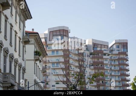 In Mailand (Italien) im neuen stadtbezirk "citylife" stehen die modernen, kürzlich erbauten Wohngebäude den traditionellen und antiken italienischen Häusern gegenüber Stockfoto