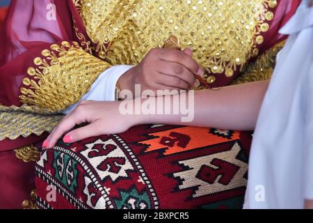 Eine Henna oder Mehndi applier Frau aus Katar bei der Arbeit. Verfahren der Anwendung der traditionellen Mehndi Henna auf weibliche Hand Stockfoto