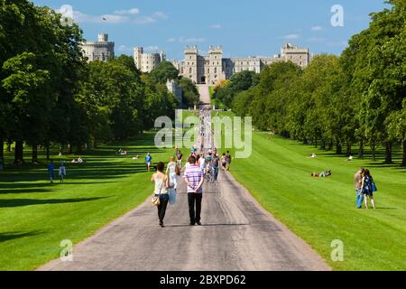 Die langen Spaziergang und Schloss Windsor, Windsor, Berkshire, England, Vereinigtes Königreich, Europa Stockfoto