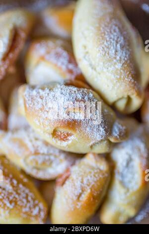 Hausgemachte süße Kuchen gefüllt mit Marmelade aus ausgerollten Hefeteig Stockfoto