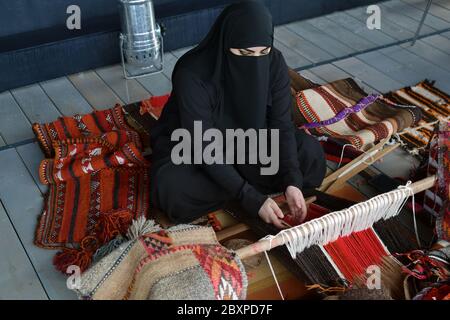 Moskau, Russland - 14. Juli 2018: Eine junge araberin aus Katar macht eine traditionelle sadu-Weberei. Stockfoto