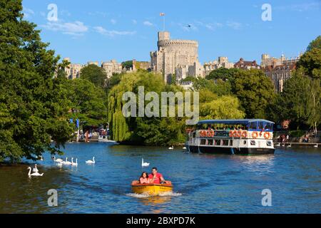 Themse und Windsor Castle mit Ausflugsbooten, Windsor, Berkshire, England, Großbritannien, Europa Stockfoto