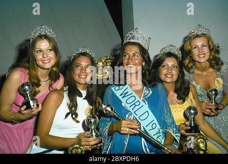 Miss World 1976 Cindy Breakspear, Jamaika mit (von links) Miss Finnland, Miss Guam, Miss Australien und Miss Großbritannien Stockfoto