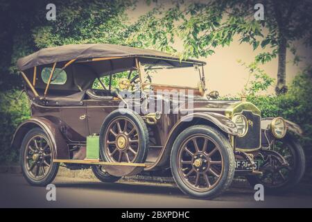 Seitenansicht des alten UK Rover Autos im Sommer isoliert im Freien. Britische Oldtimer. Stockfoto