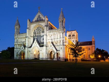 Kathedrale und Abbey Church of Saint Alban (Großbritanniens erster christlicher Märtyrer) in der Nacht, St Albans, Hertfordshire, England, Großbritannien, Europa Stockfoto