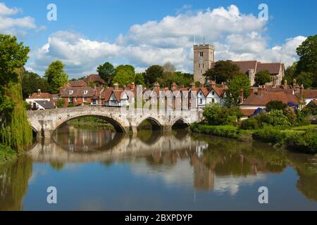 Dorf und mittelalterliche Brücke über den Fluss Medway, Aylesford, Kent, England, Vereinigtes Königreich, Europa Stockfoto