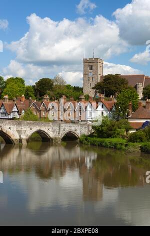 Dorf und mittelalterliche Brücke über den Fluss Medway, Aylesford, Kent, England, Vereinigtes Königreich, Europa Stockfoto